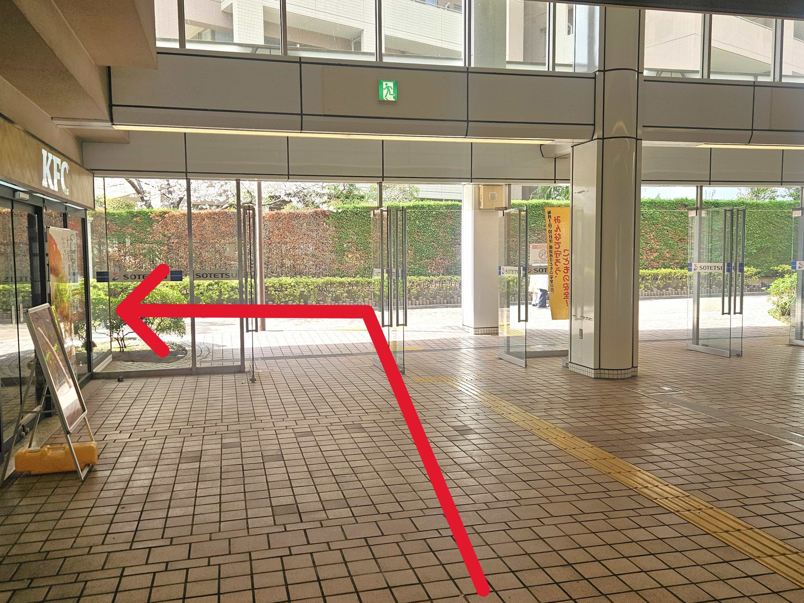 駅西口を出て、左へ進みます