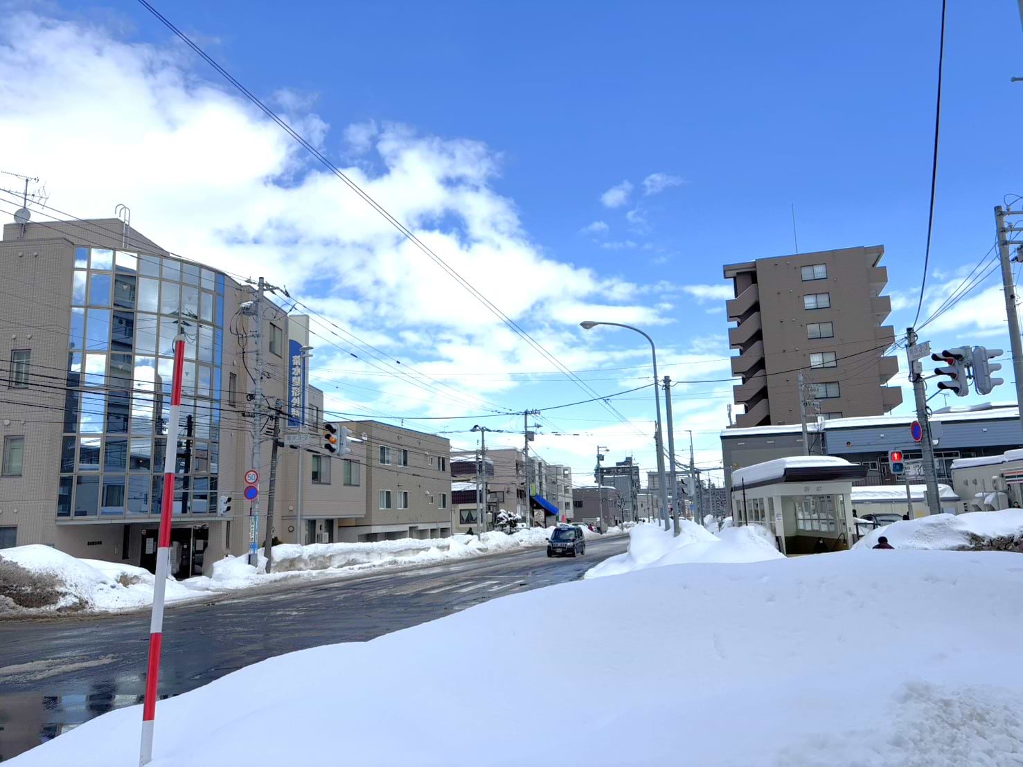 地下鉄菊水駅4番出口より南7条・米里通を米里方面に進みます