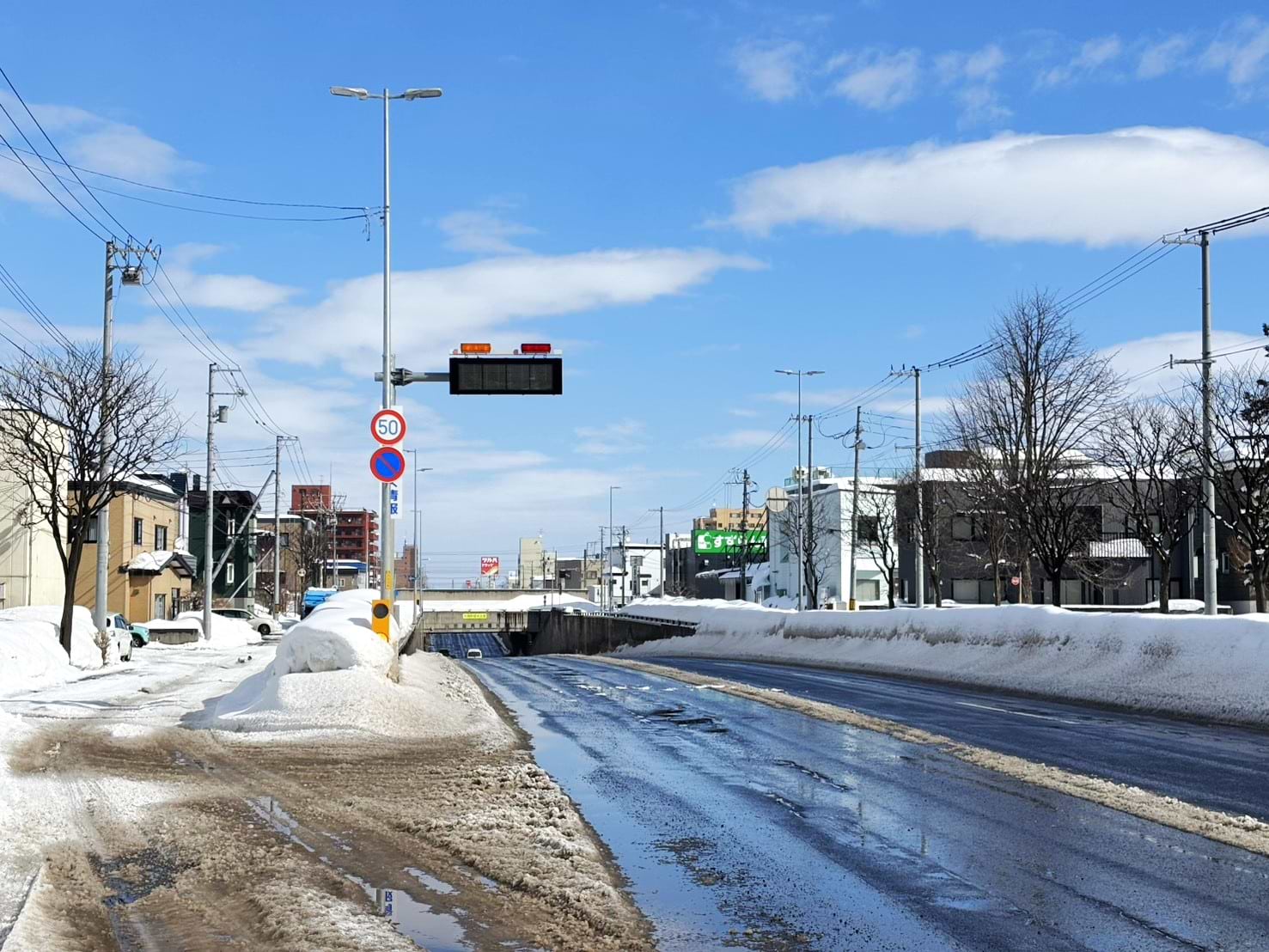 高架下があるのでそのまま直進します