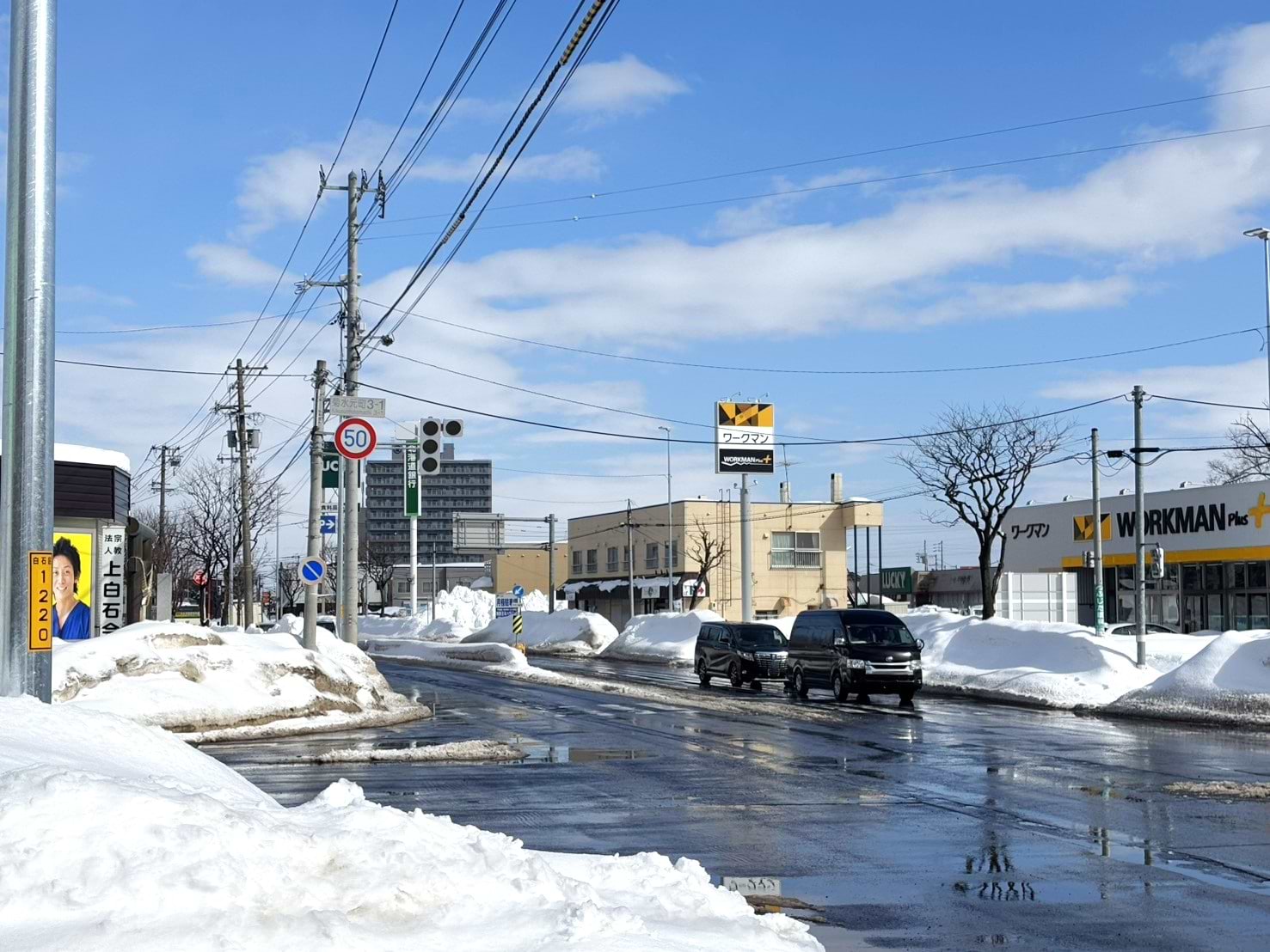 菊水元町3-1の交差点を超えてすぐのワークマンプラス 札幌菊水元町店さんの隣の建物に当店がございます
