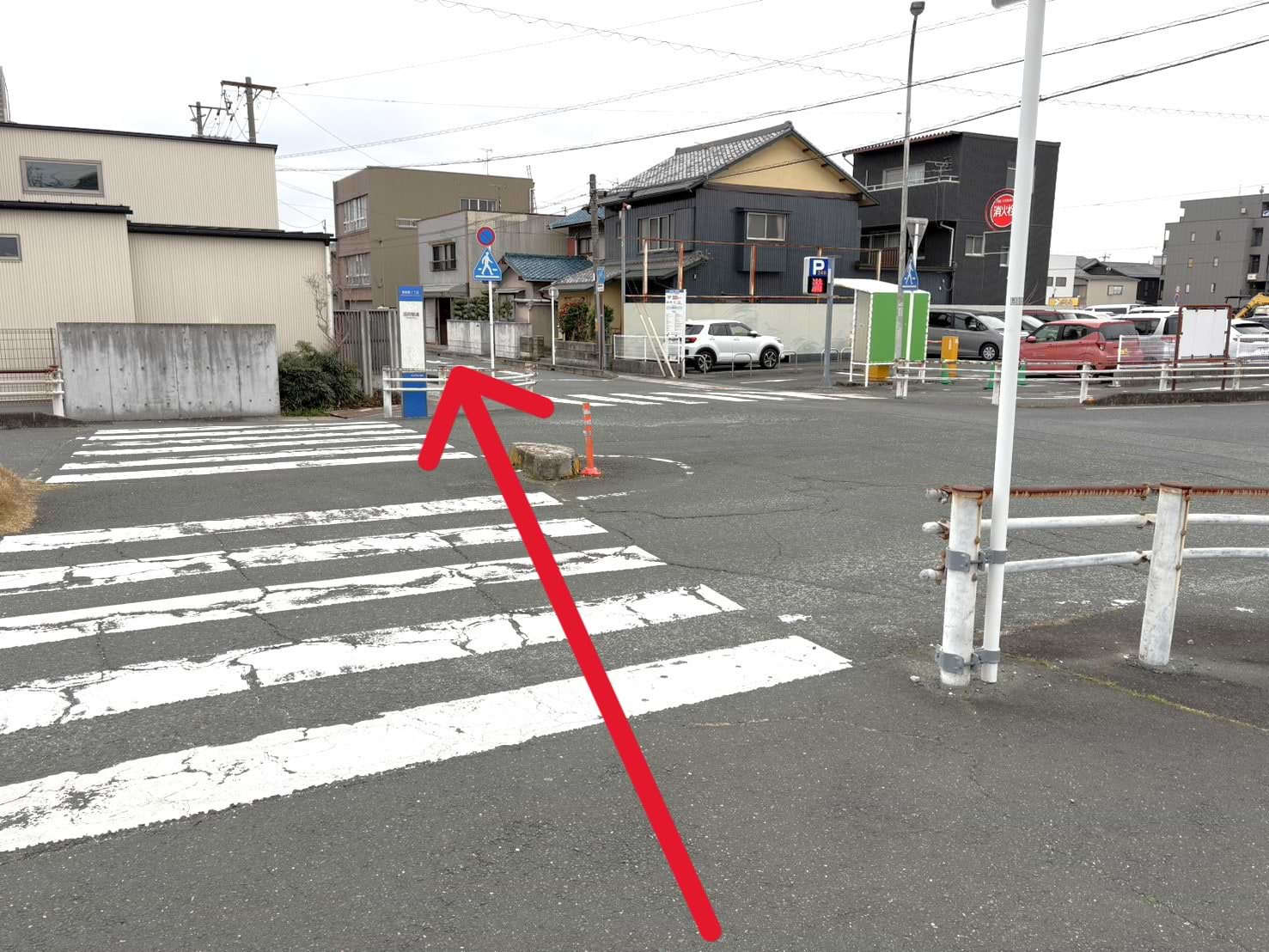 横断歩道を渡り真っすぐ直進します