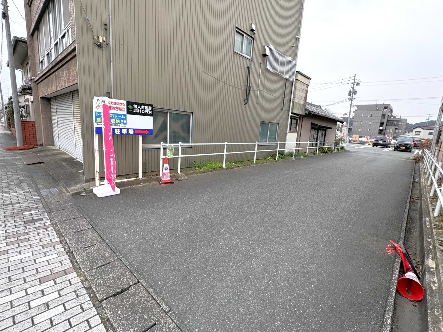 右折すると広い駐車場が出てきます。駐車場へ入った先に当店がございます