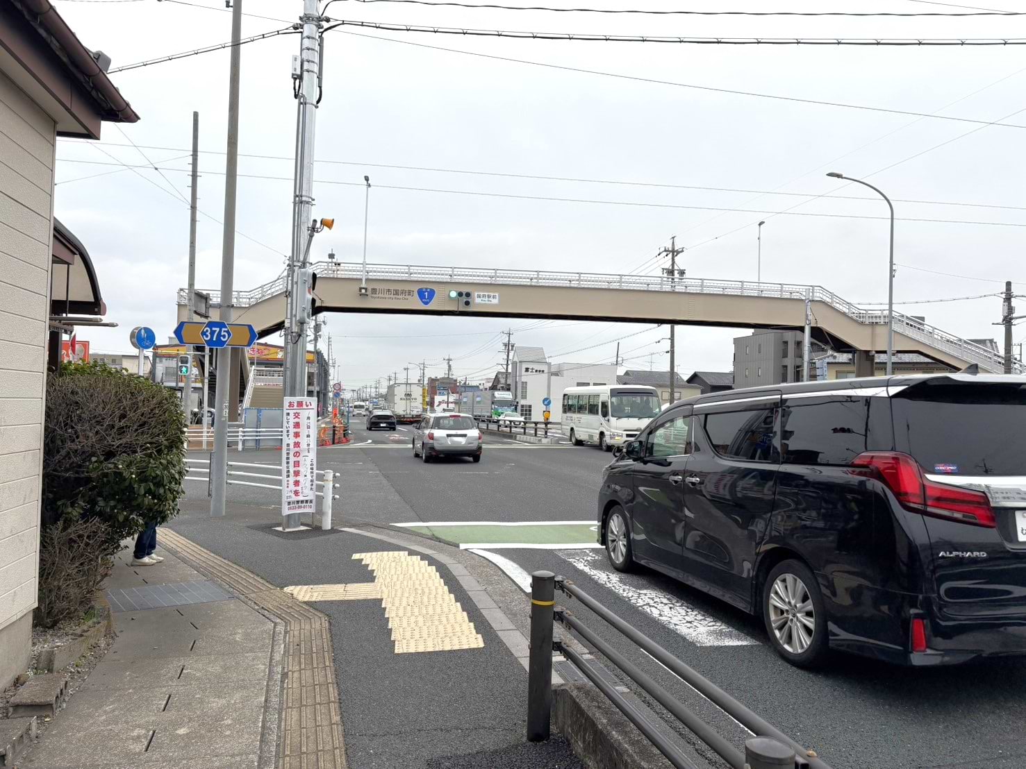 国府駅を左手に、30mほど直進します