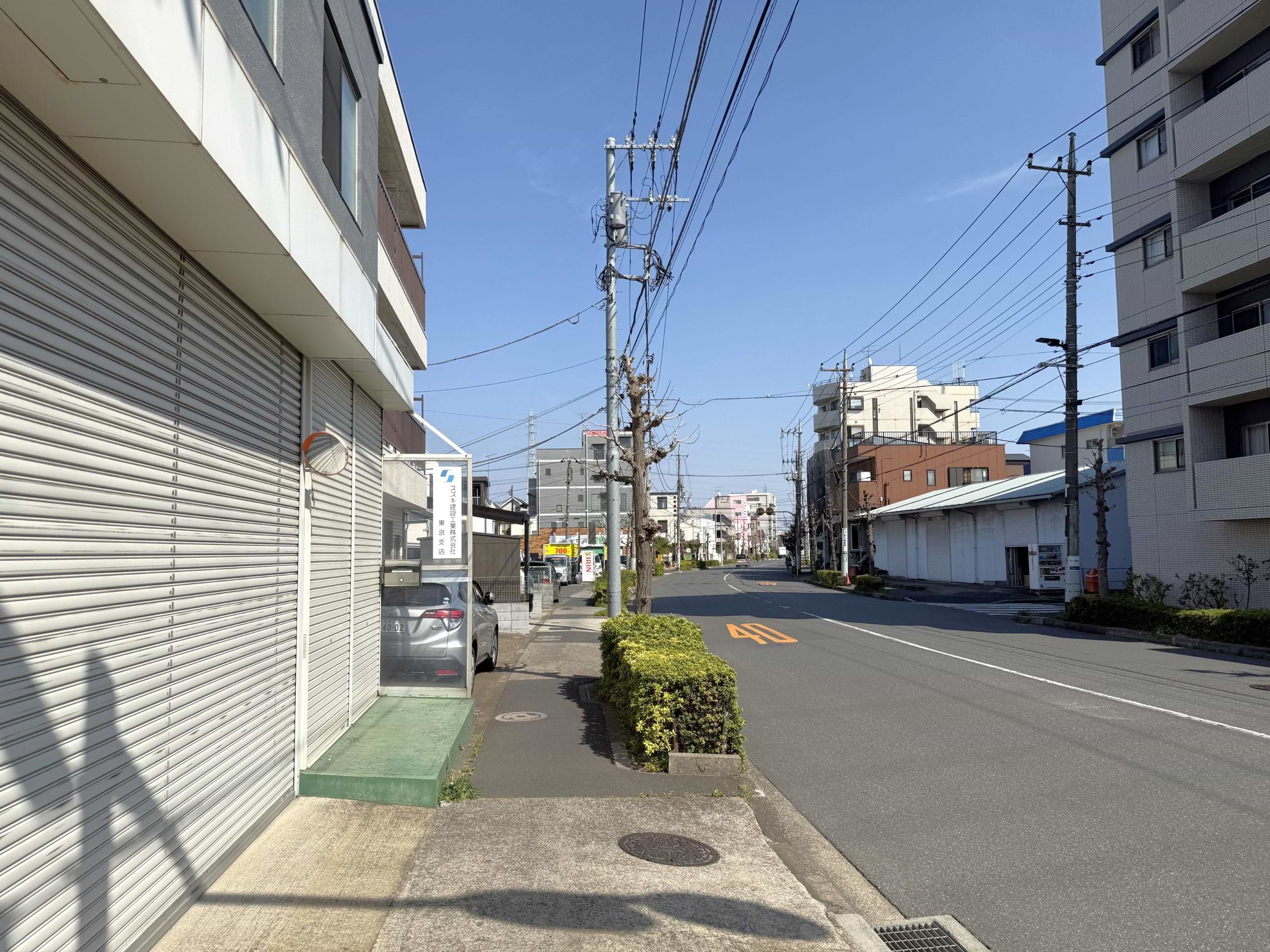 ピンク色の大きめの建物が見えましたら、間もなく到着でございます