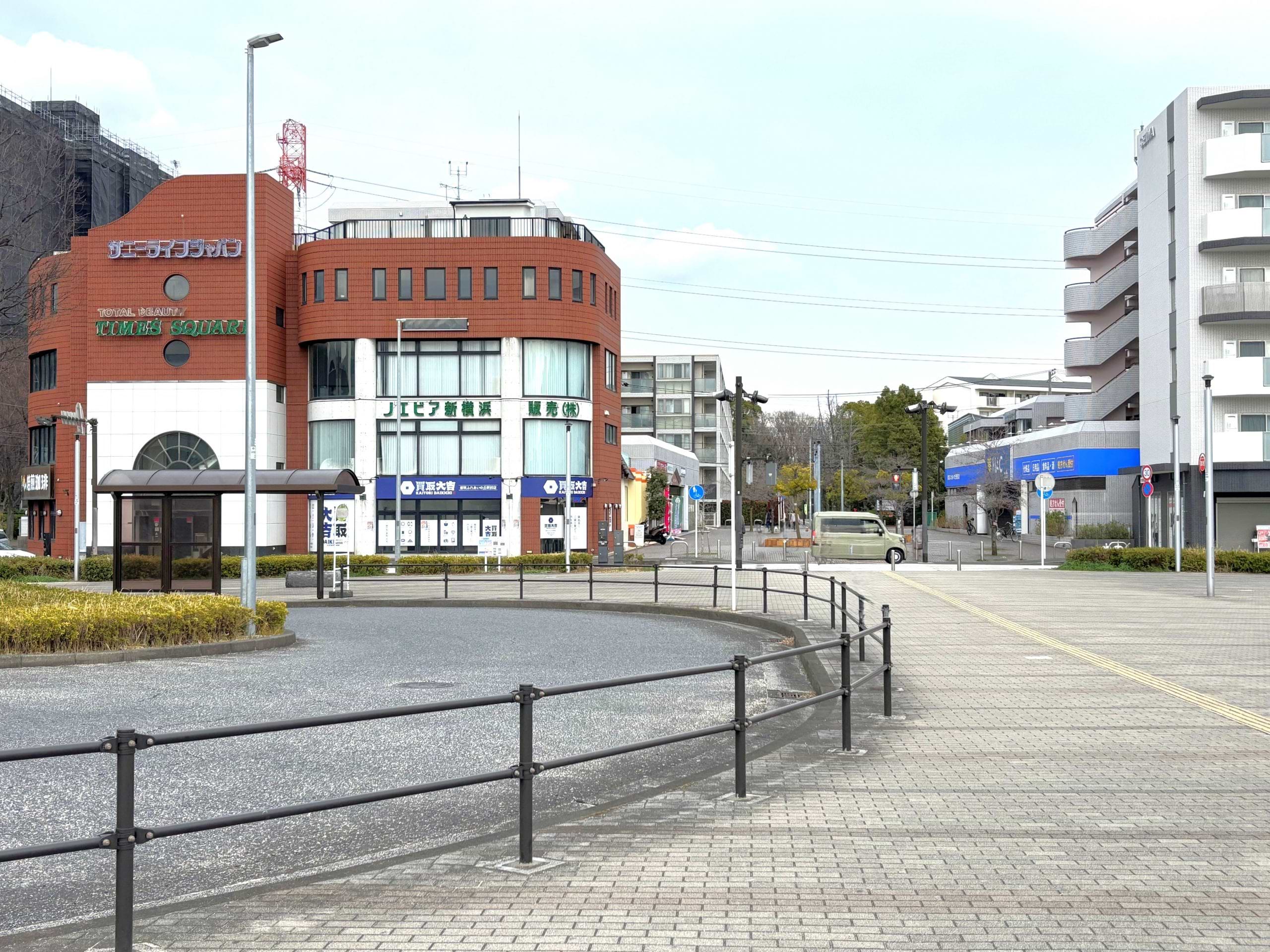 改札を出ていただき、そのまままっすぐ進んでいただくと当店がございます