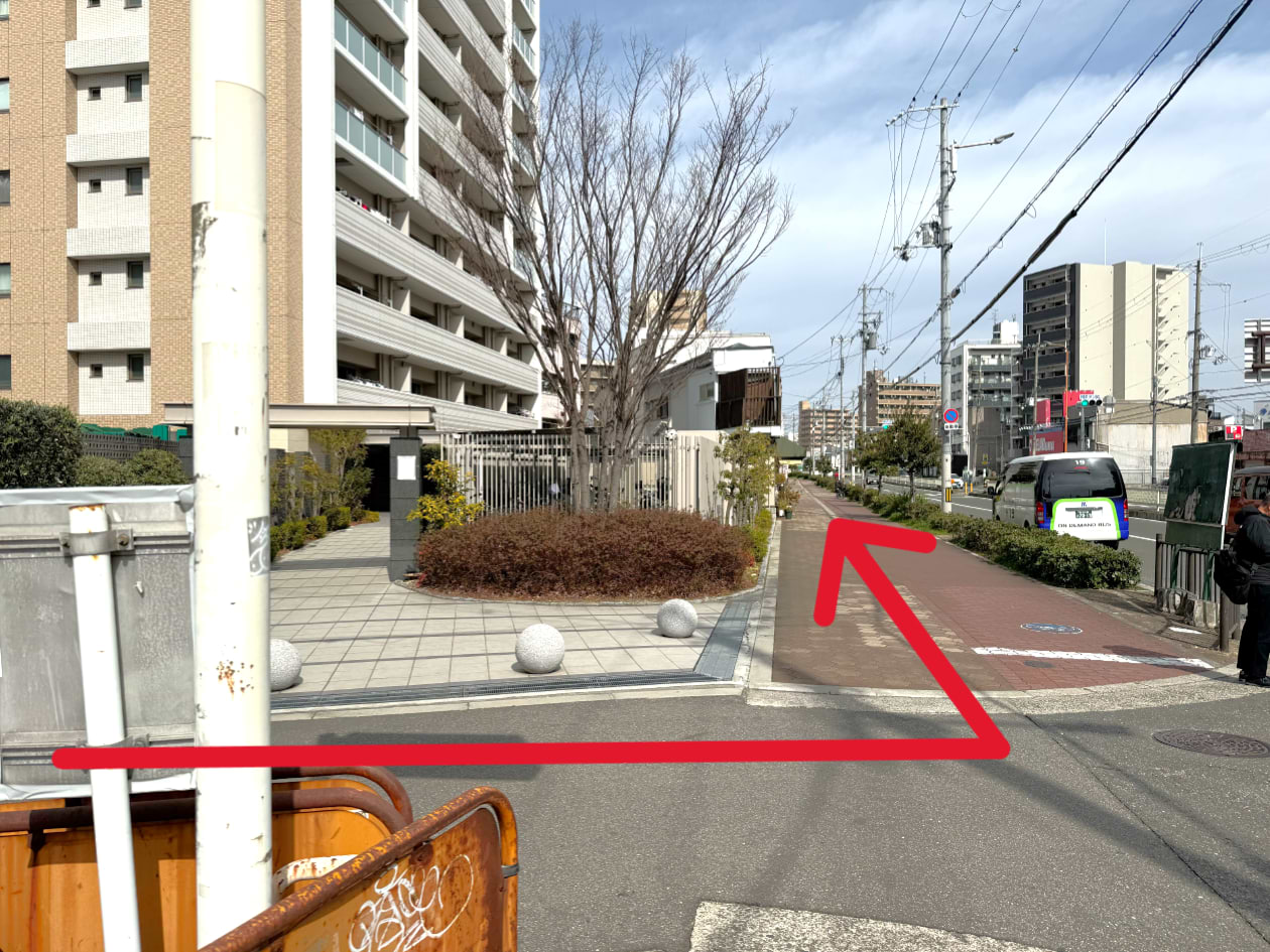 左に曲がりまっすぐ進みます