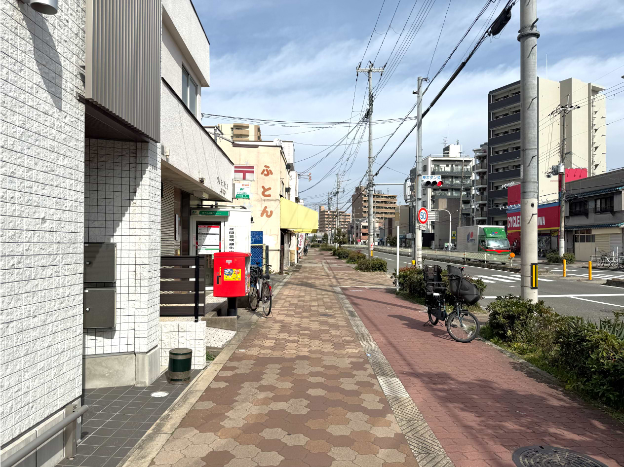 ふとんの文字が見えてきたら、郵便局の手前に当店がございます