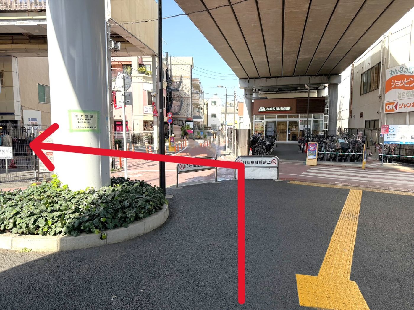 雑色商店街に来たら、商店街を左手方向へ進みます