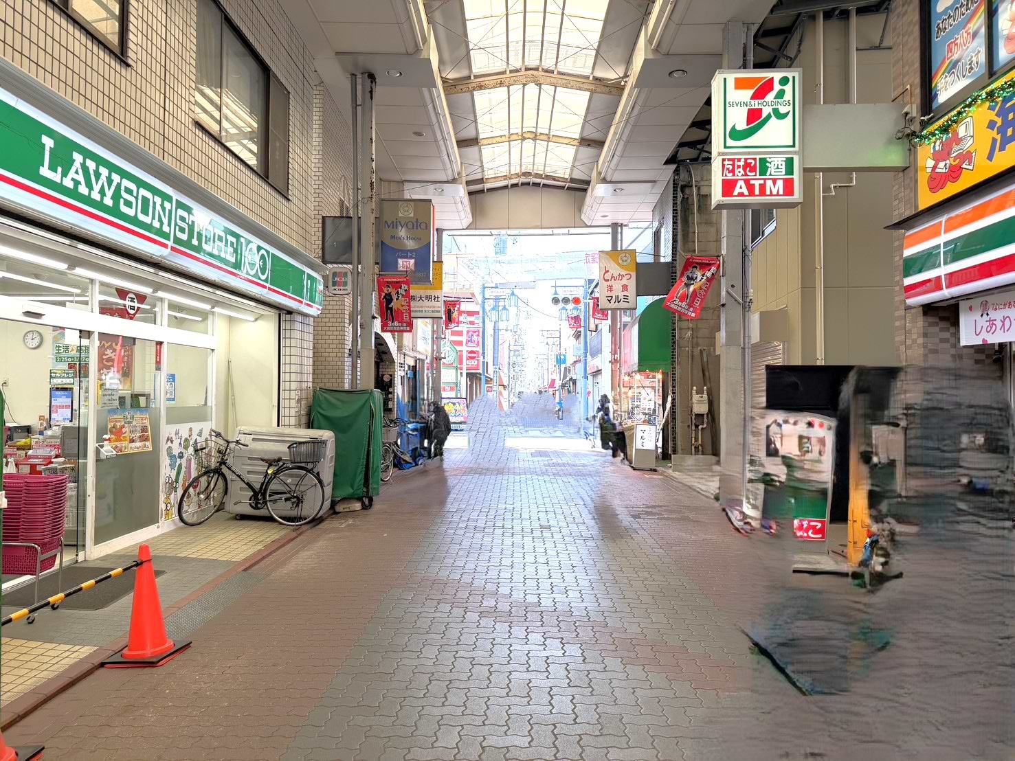 雑色商店街を進むと信号がございます