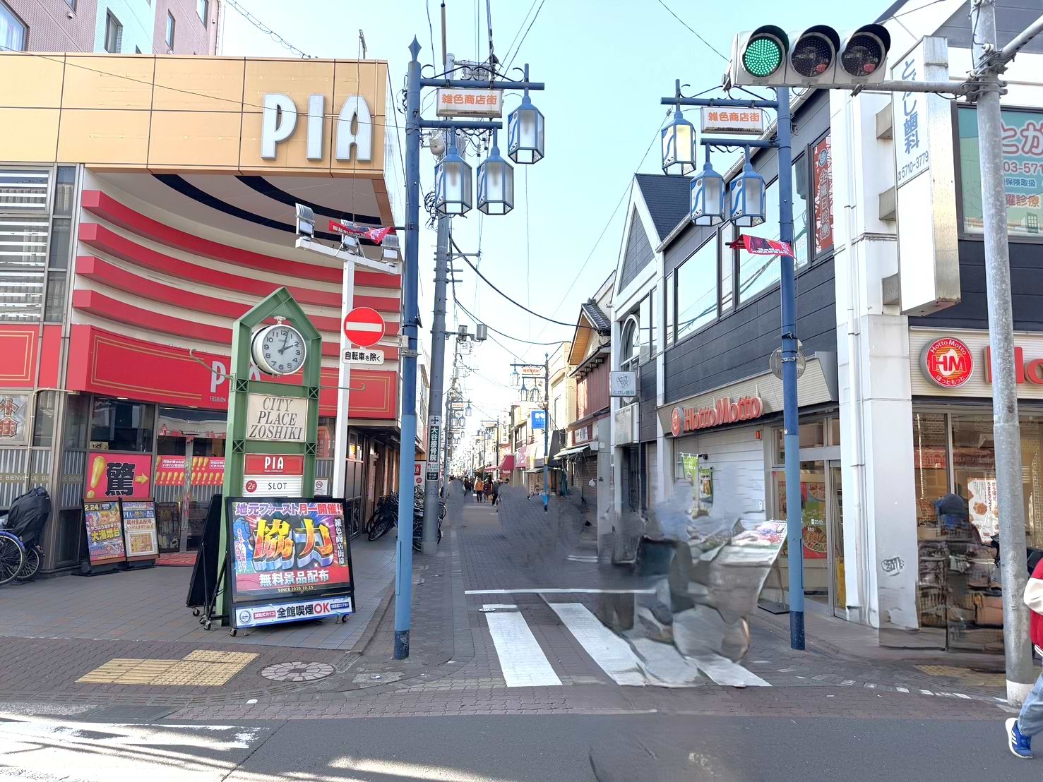 信号を直進して渡り、進みます