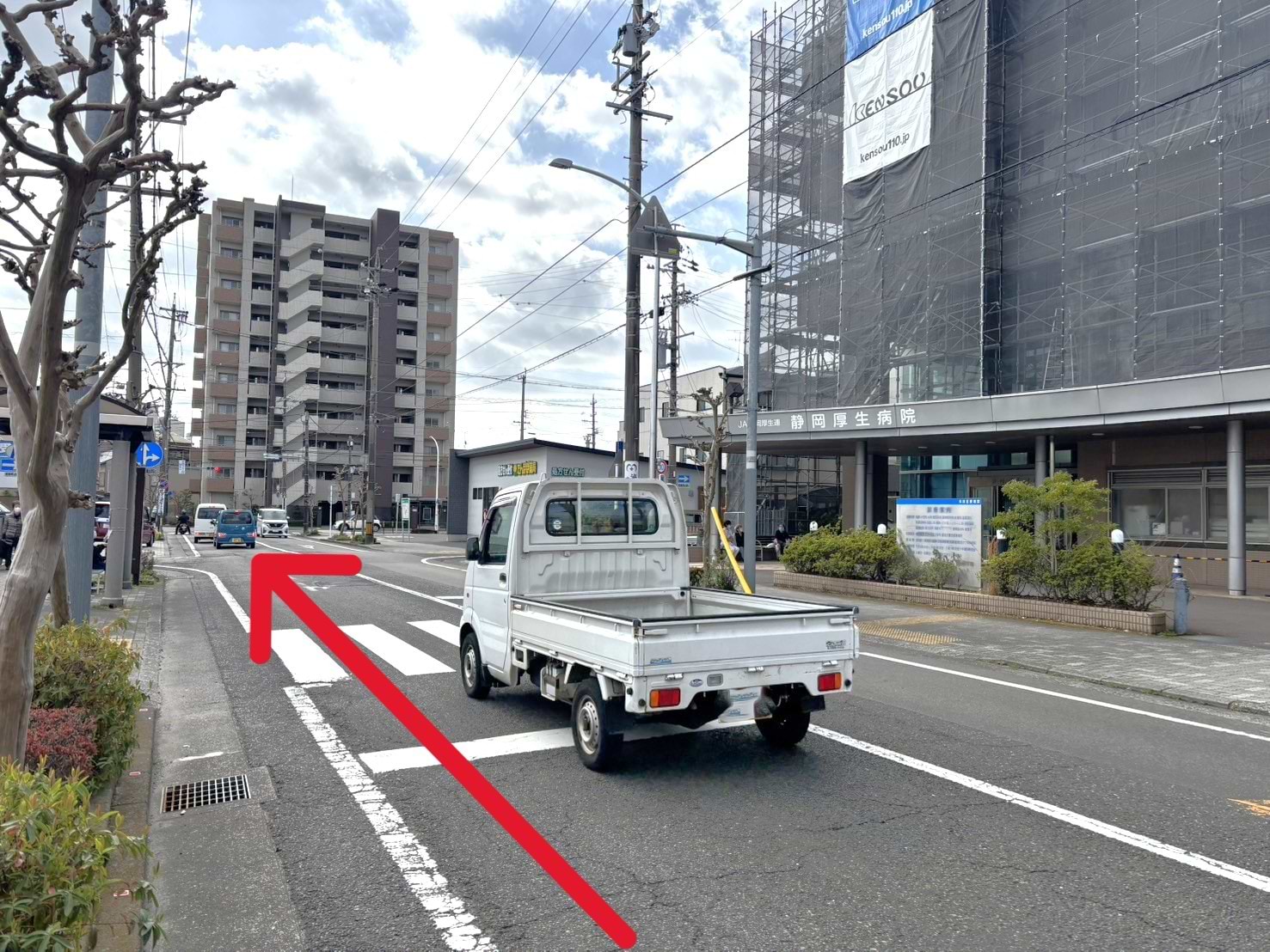 静岡厚生病院を正面に、左手の安西2丁目交差点方面に向かいます