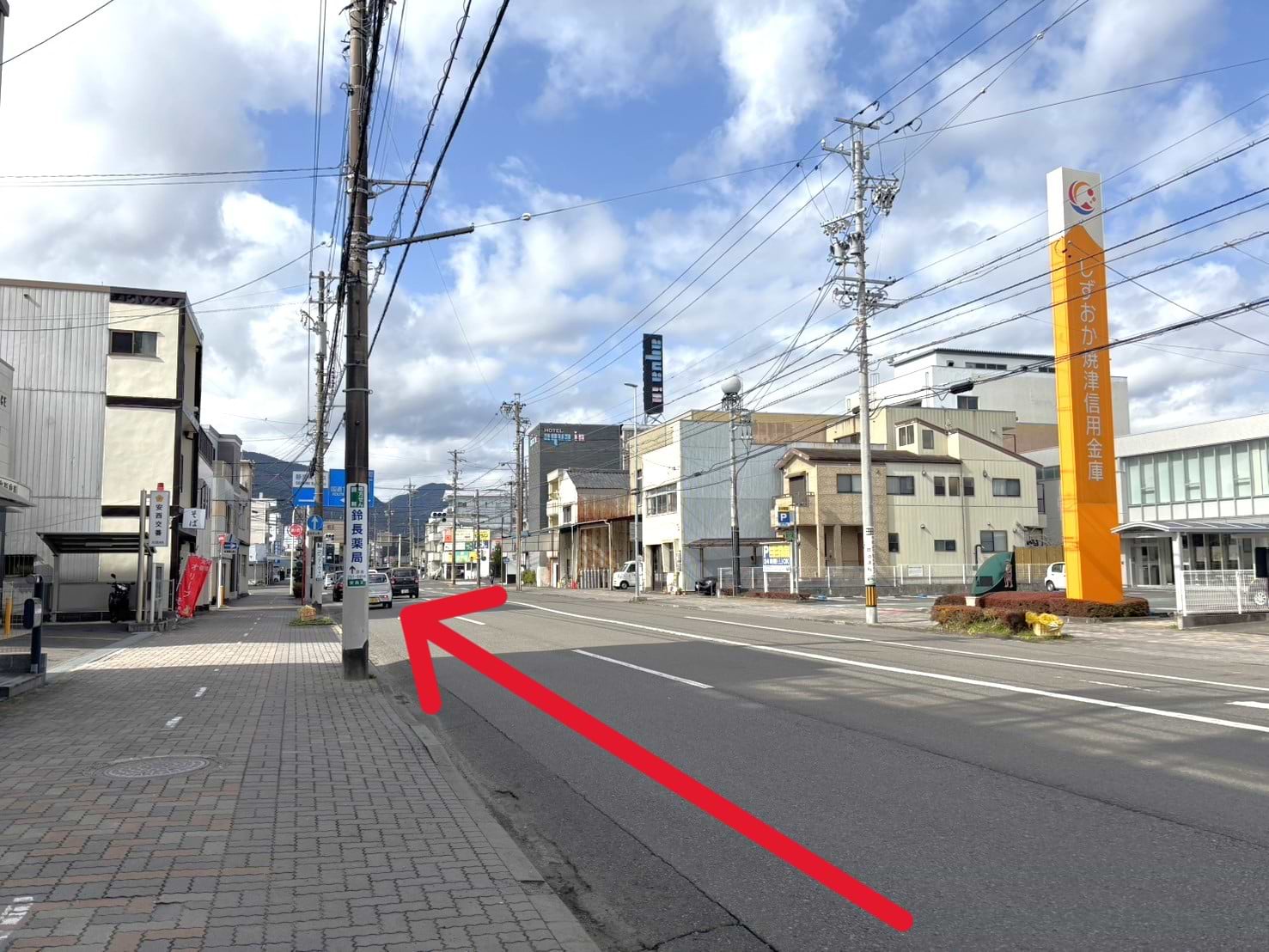 しずおか焼津信用金庫安西支店を右手に、安西4丁目交差点へ進むと、安西4丁目交差点の北側に当店がございます