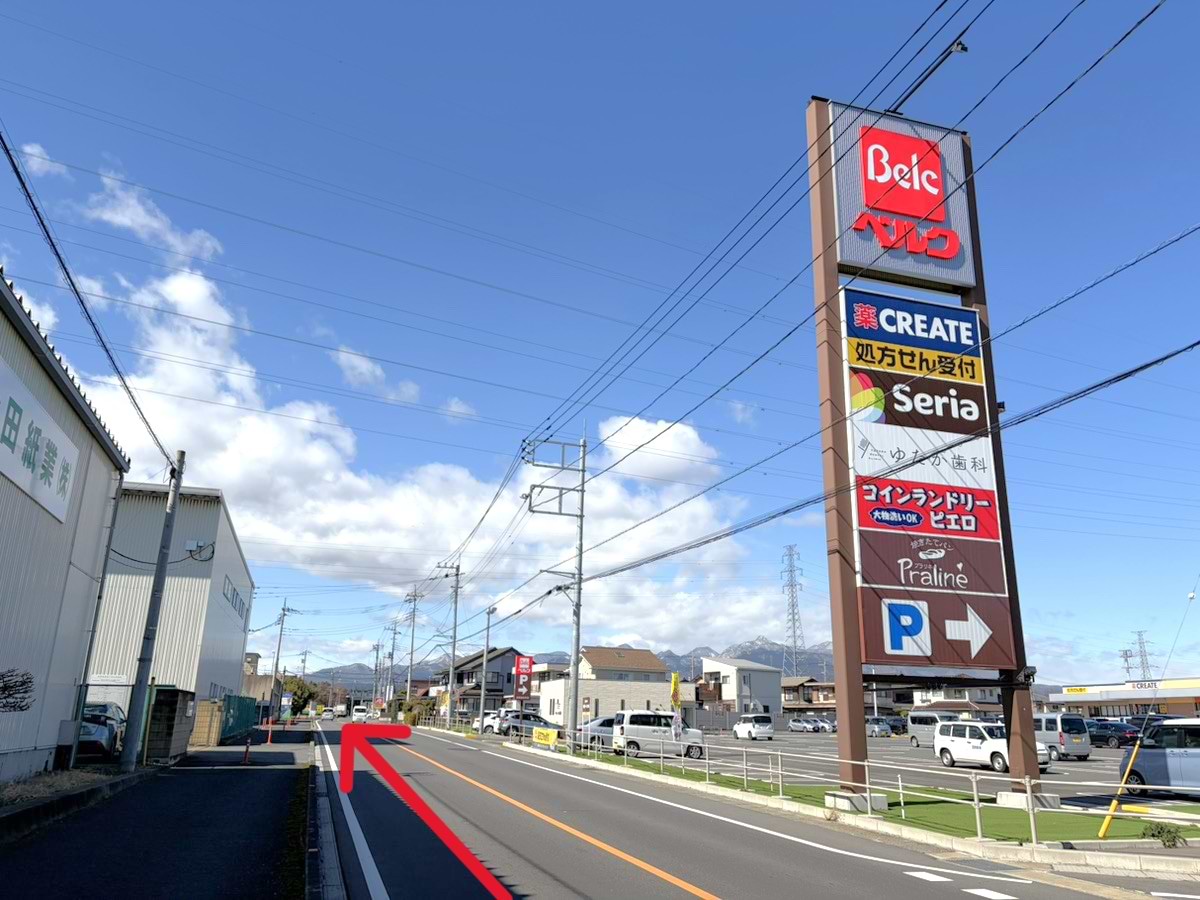 ベルク前橋元総社店を右手に、前橋箕郷線を直進します