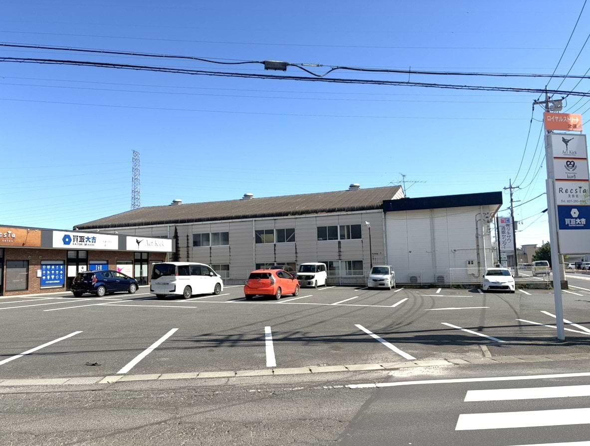 すぐ右側敷地内に当店がございます