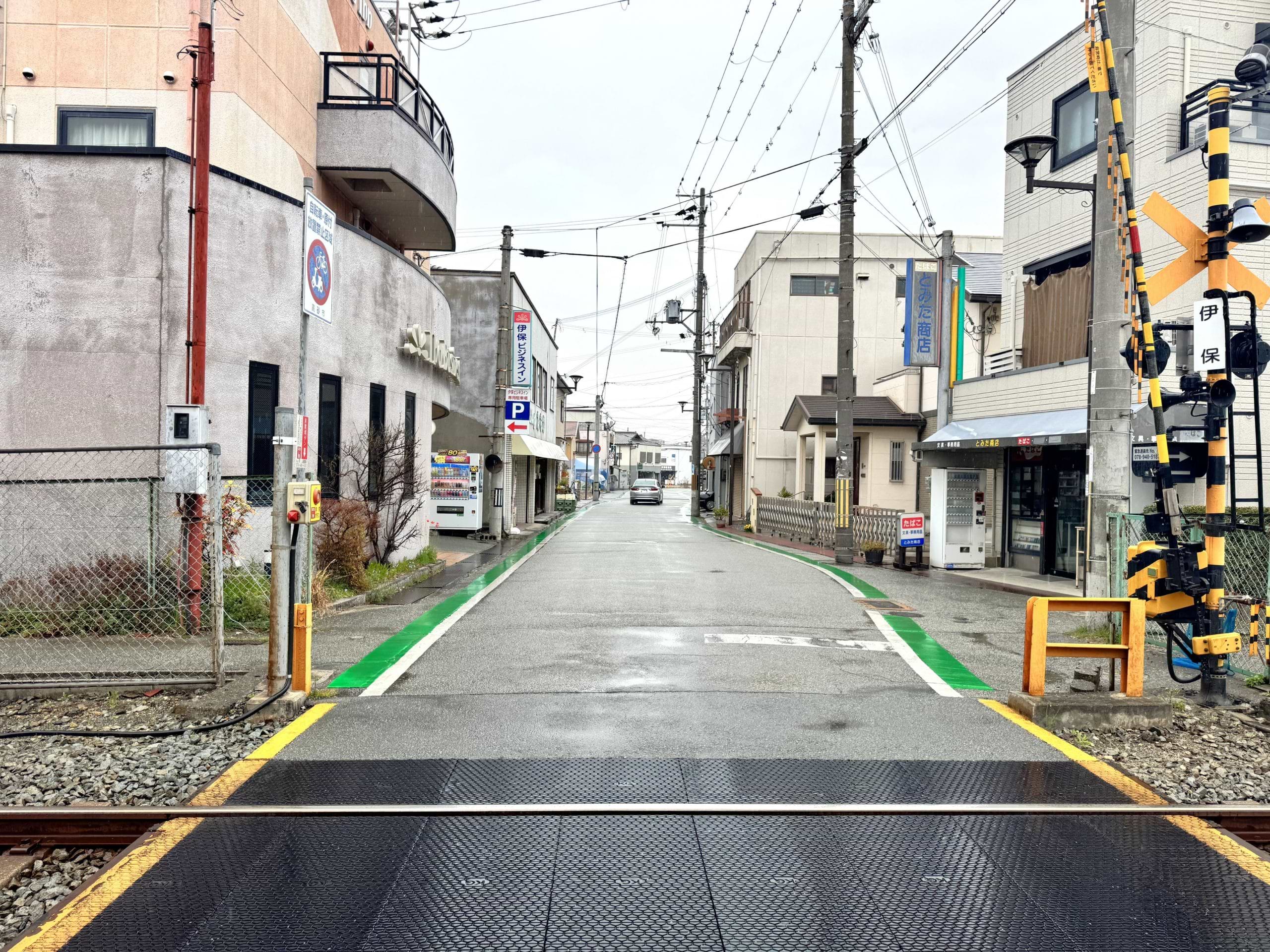 そのまま道なりに直進します