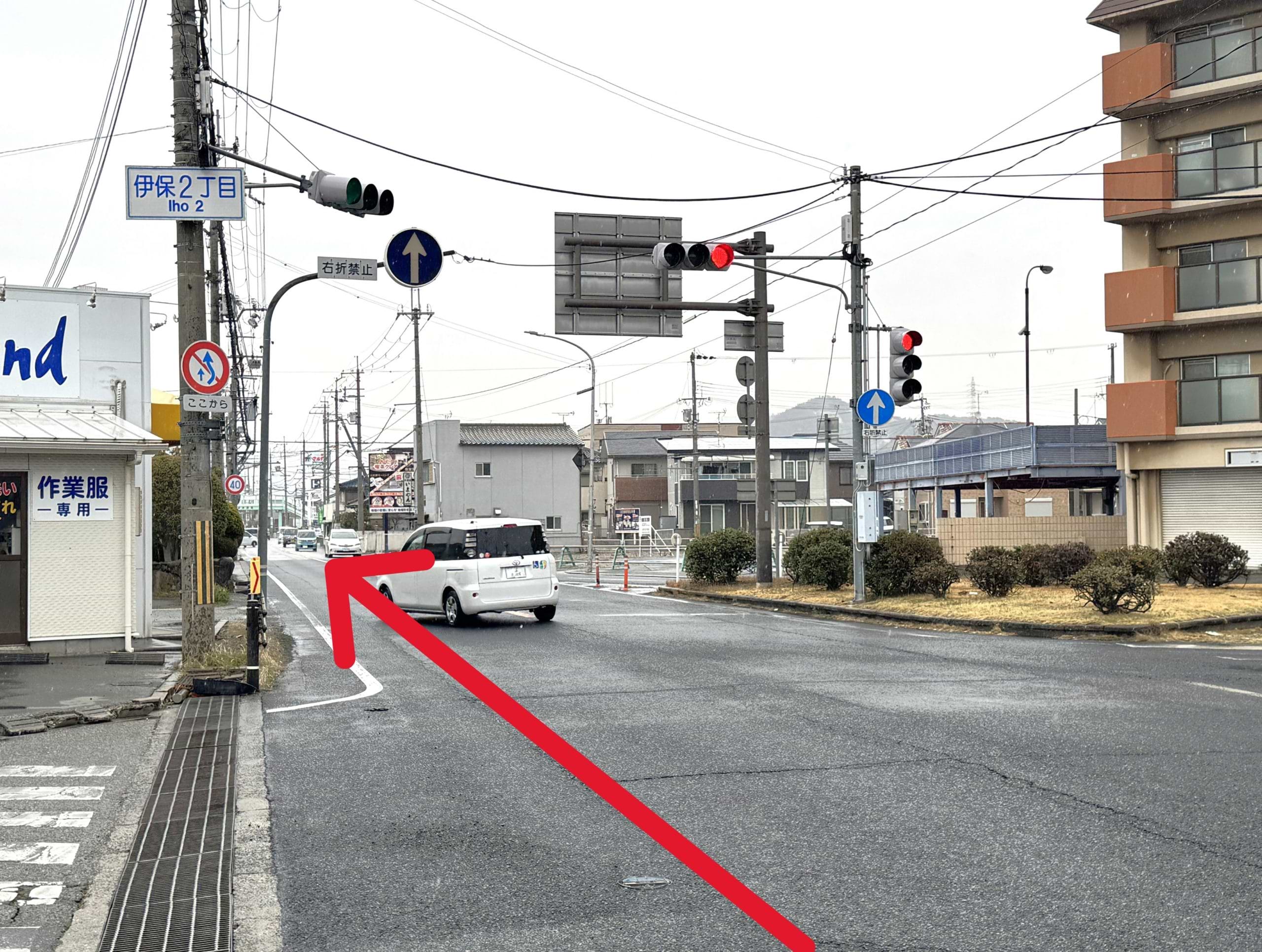 伊保2丁目交差点が見えてきましたら、当店までもう間もなくでございます
