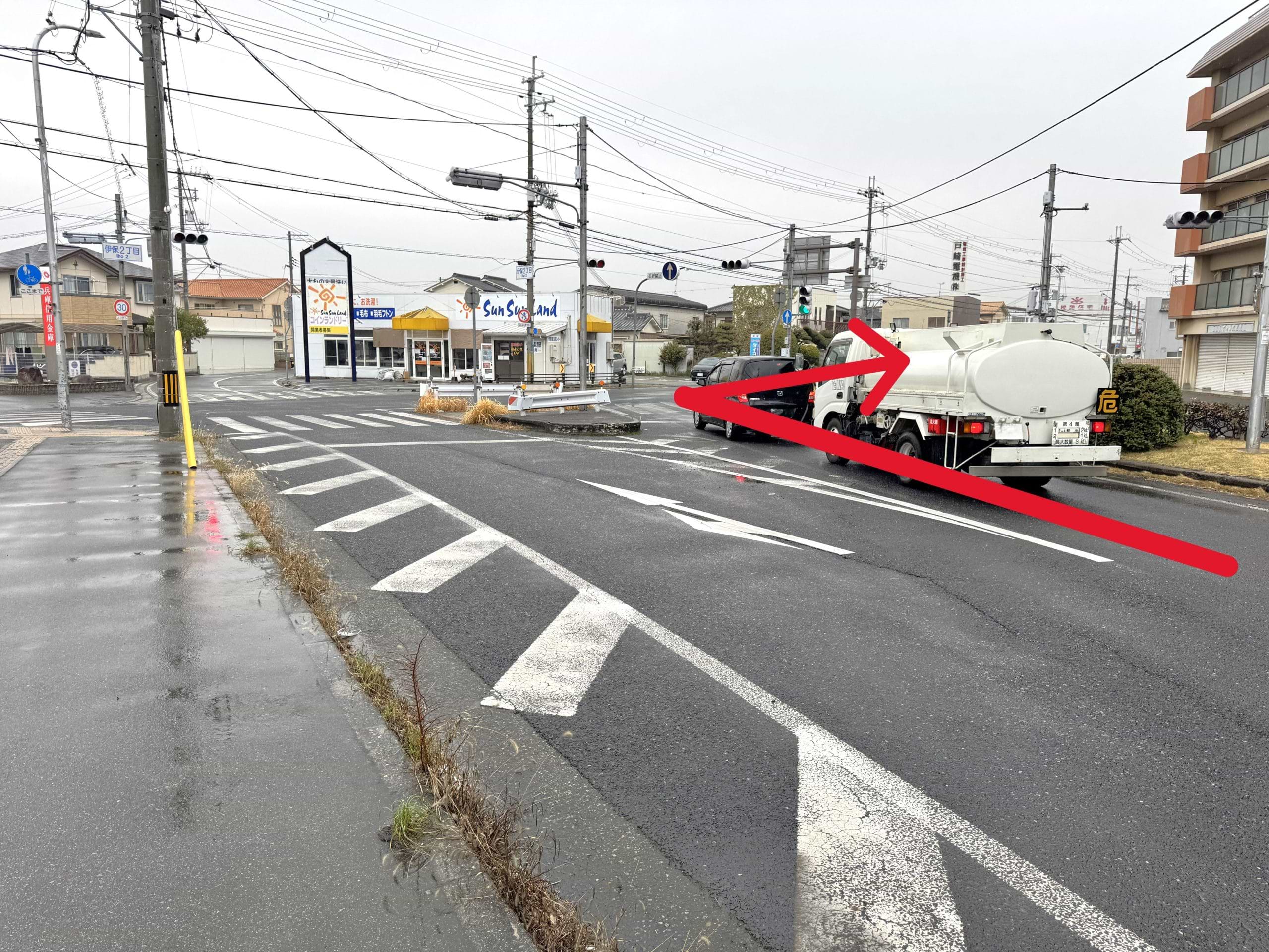 2つ目の信号（伊保2丁目交差点）を右折します