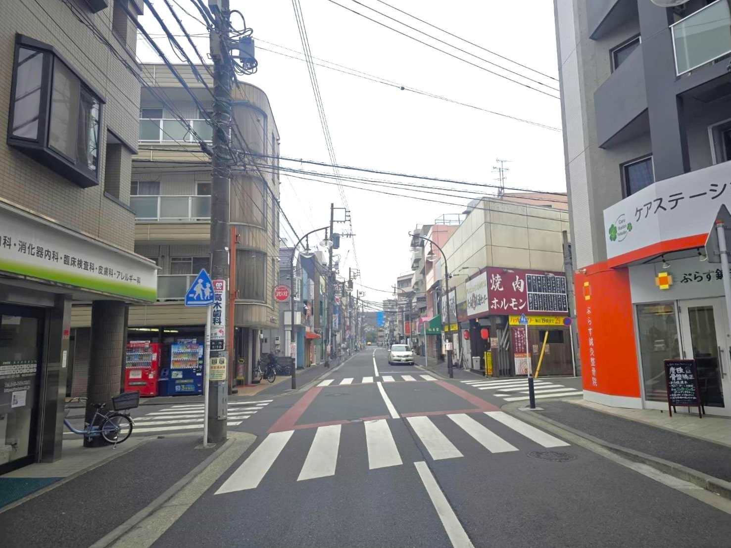 1つ目の交差点をさらに直進します