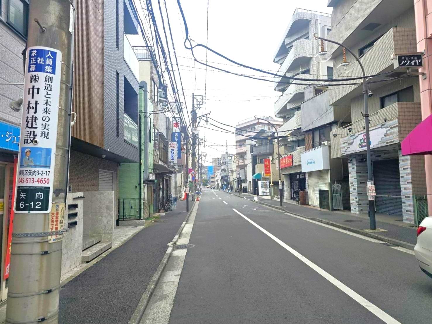 フクイヤ洋品店の向かいに当店がございます