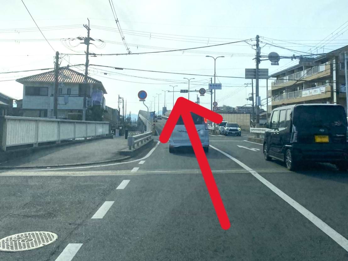 高架を2つ越え、右手にモスバーガートライアル橿原店、左手にセブン-イレブン 橿原豊田町店を過ぎた先、左手に当店がございます