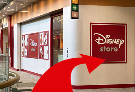 そのままディズニーストアまで直進し、手前を右へお進みください。
