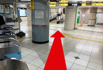 改札を出て、7番出口へ進みます。