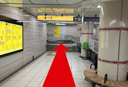 7番出口の階段を上がります。