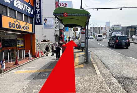 地上に出たら、バス停を通過して、真っ直ぐに進みます。