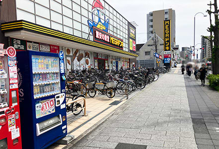 左手に「MEGAドン・キホーテUNY アラタマ店」が見えてまいります。