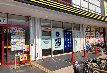 施設入口の右側に当店の入口がございます。