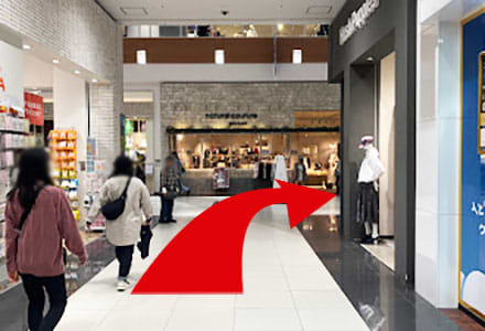 直進し、突き当たりを右へ進みます。