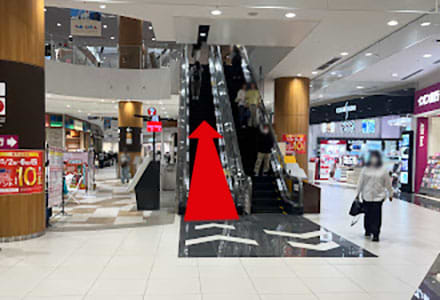 目の前のエスカレーターで3Fへお上がりください。