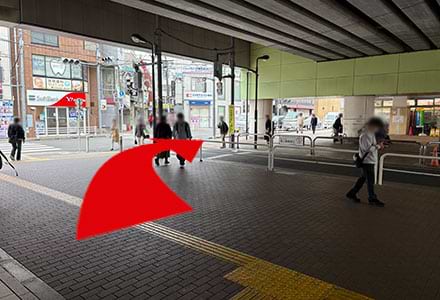南口を左側に出ると、すぐ右手に信号がありますので、そのまま直進します。