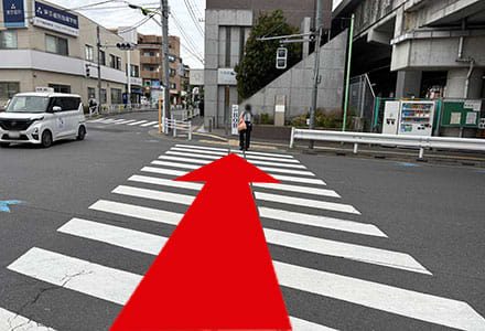 一つ目の信号に着いたら、横断歩道を渡ってそのまま直進します。