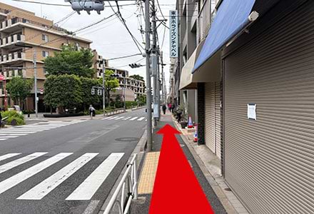 さらに進むと二つ目の信号がありますが、左側の横断歩道は渡らず、そのまま直進します。