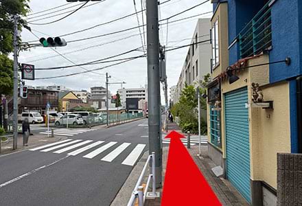 三つ目の信号に着いたら、正面の横断歩道を渡って直進します。