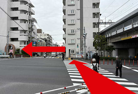四つ目の信号で横断歩道を渡り、渡った先ですぐ左側にある横断歩道も続けて渡ります。