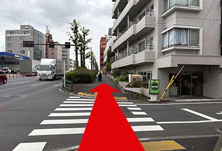 横断歩道を渡った後は、そのまま道沿いを進みます。