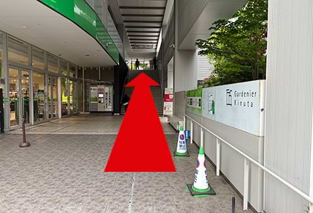 階段がありますので、上がります。