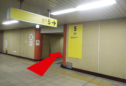 5番出口に続く階段を上がります。