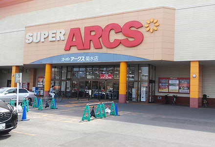 正面入口から建物内へお入りください。