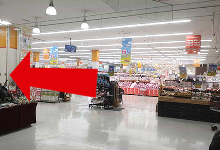 入口に入ったら、左方向へお進みください。