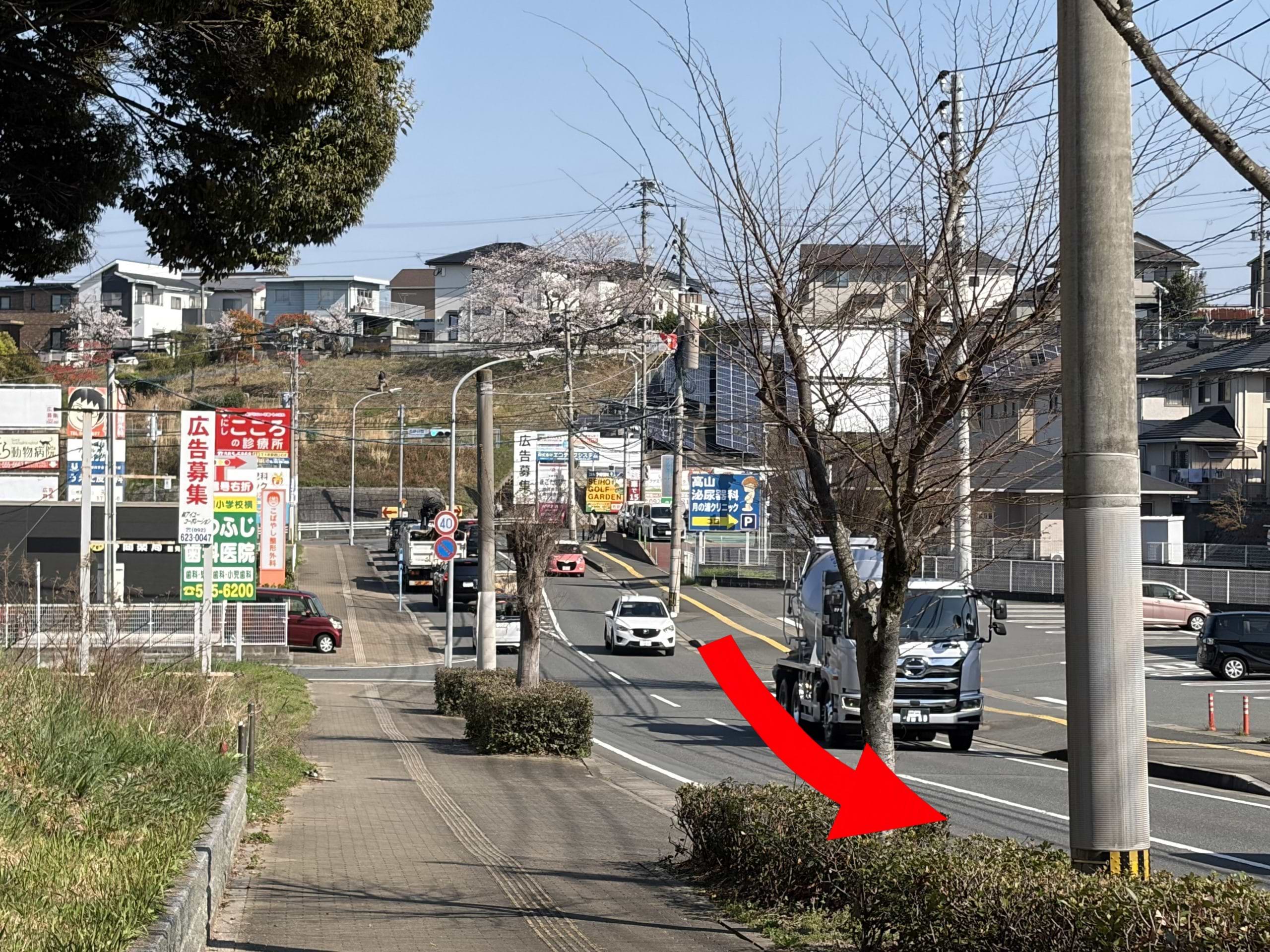 さらに次の信号のあるT字路を左折し、春日西通りを1kmほど直進していただくと、左手に当店がございます