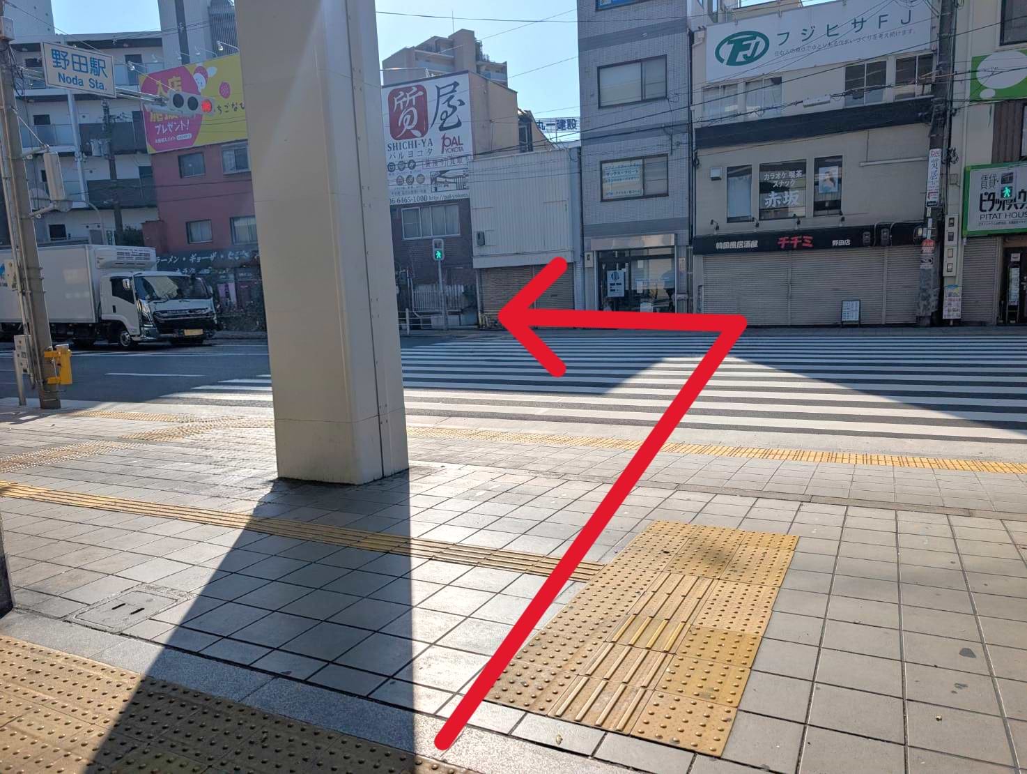 駅を出てすぐの横断歩道を渡り、左へ曲がります