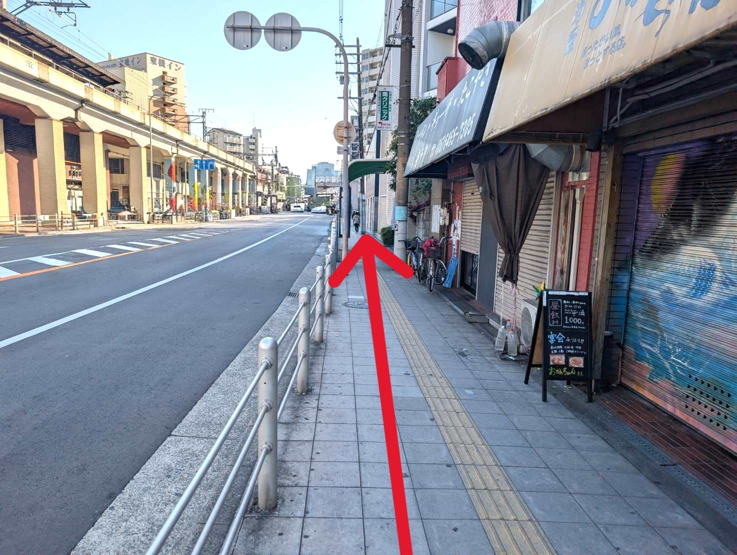 大阪環状線を左手に、そのまま直進すると右手に当店がございます