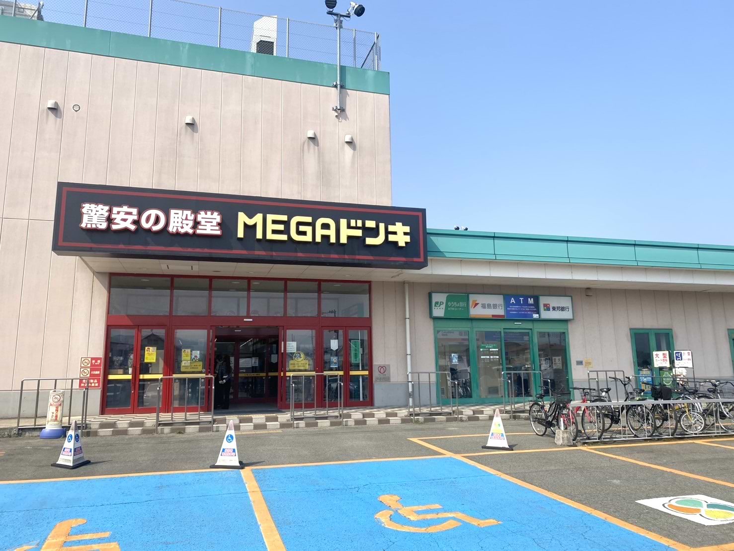 こちらの入口から入り、直進しますと当店がございます