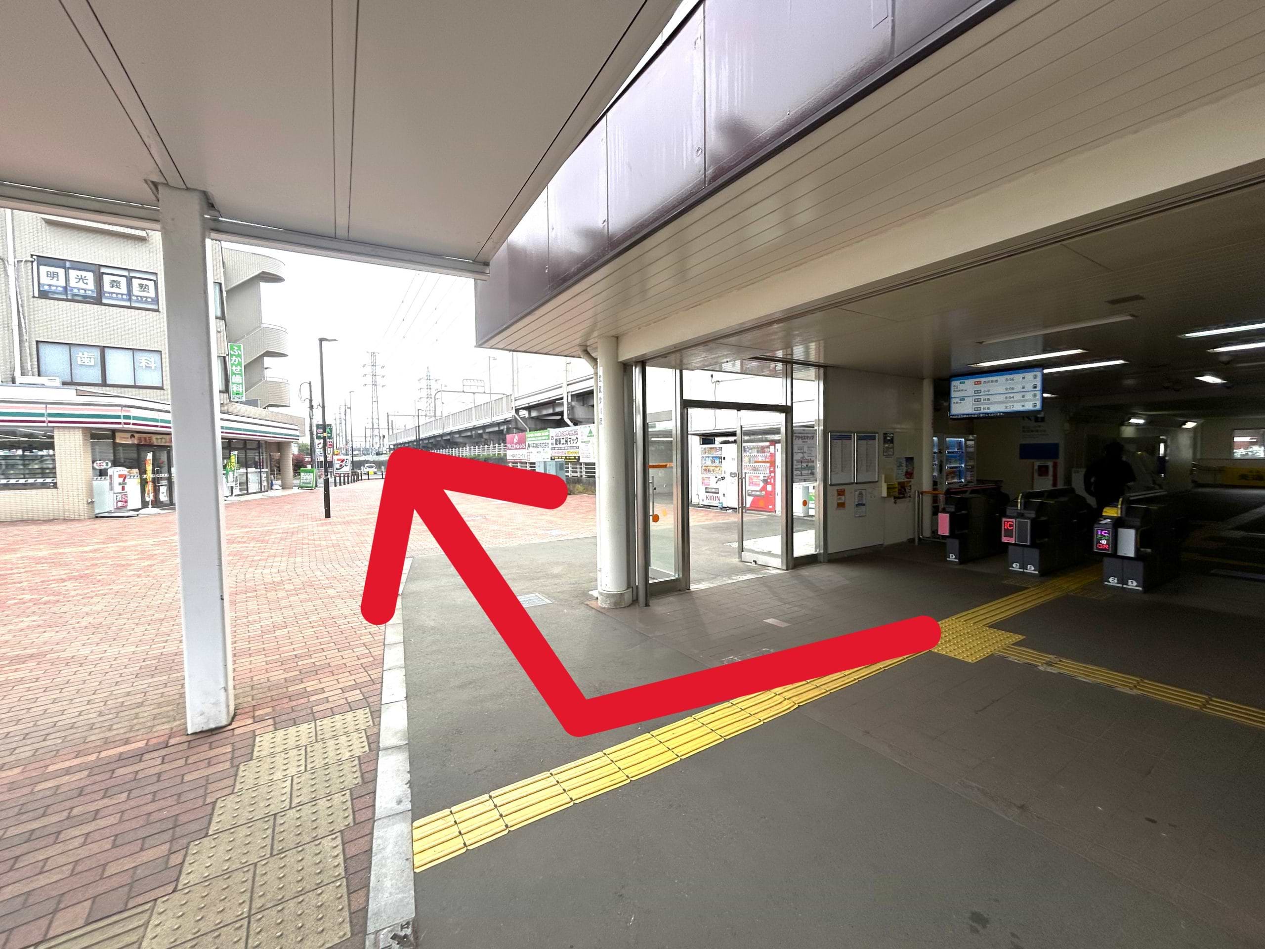 西武拝島線「武蔵砂川駅」の改札を出て右に進みます