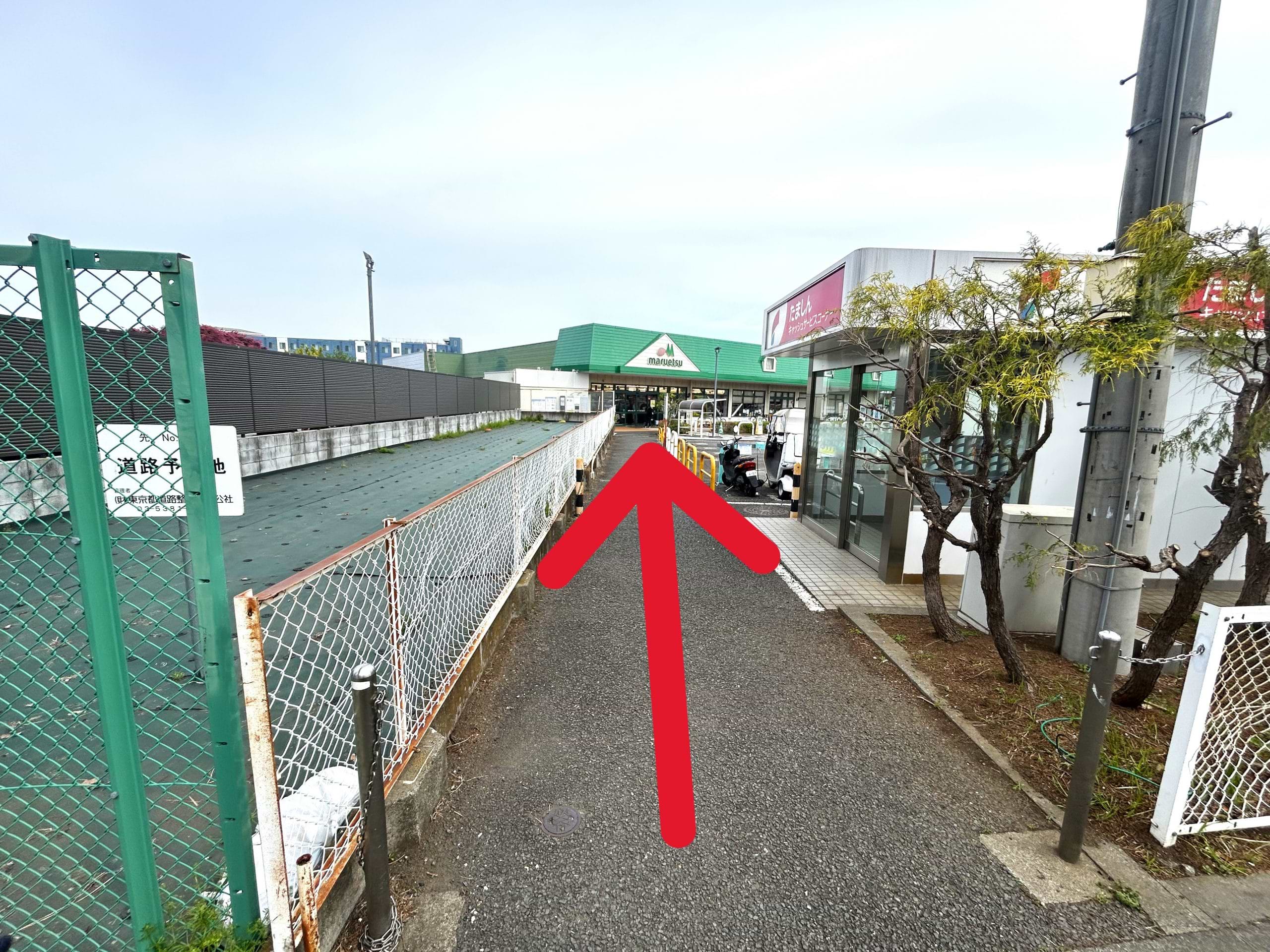 マルエツ武蔵砂川店の入口左手に当店がございます