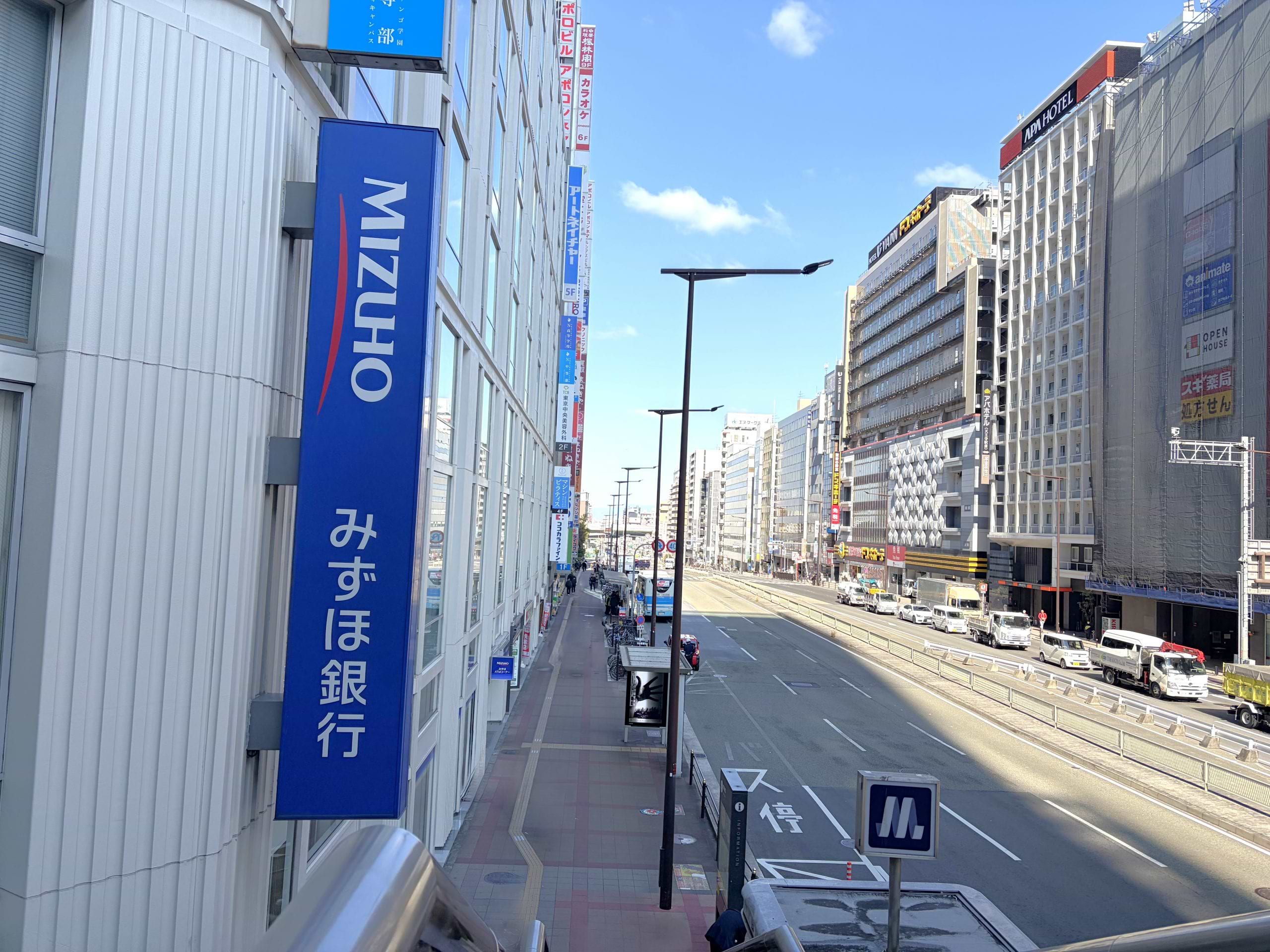 阿倍野歩道橋より南西階段を降りると、みずほ銀行 阿倍野橋支店がございます