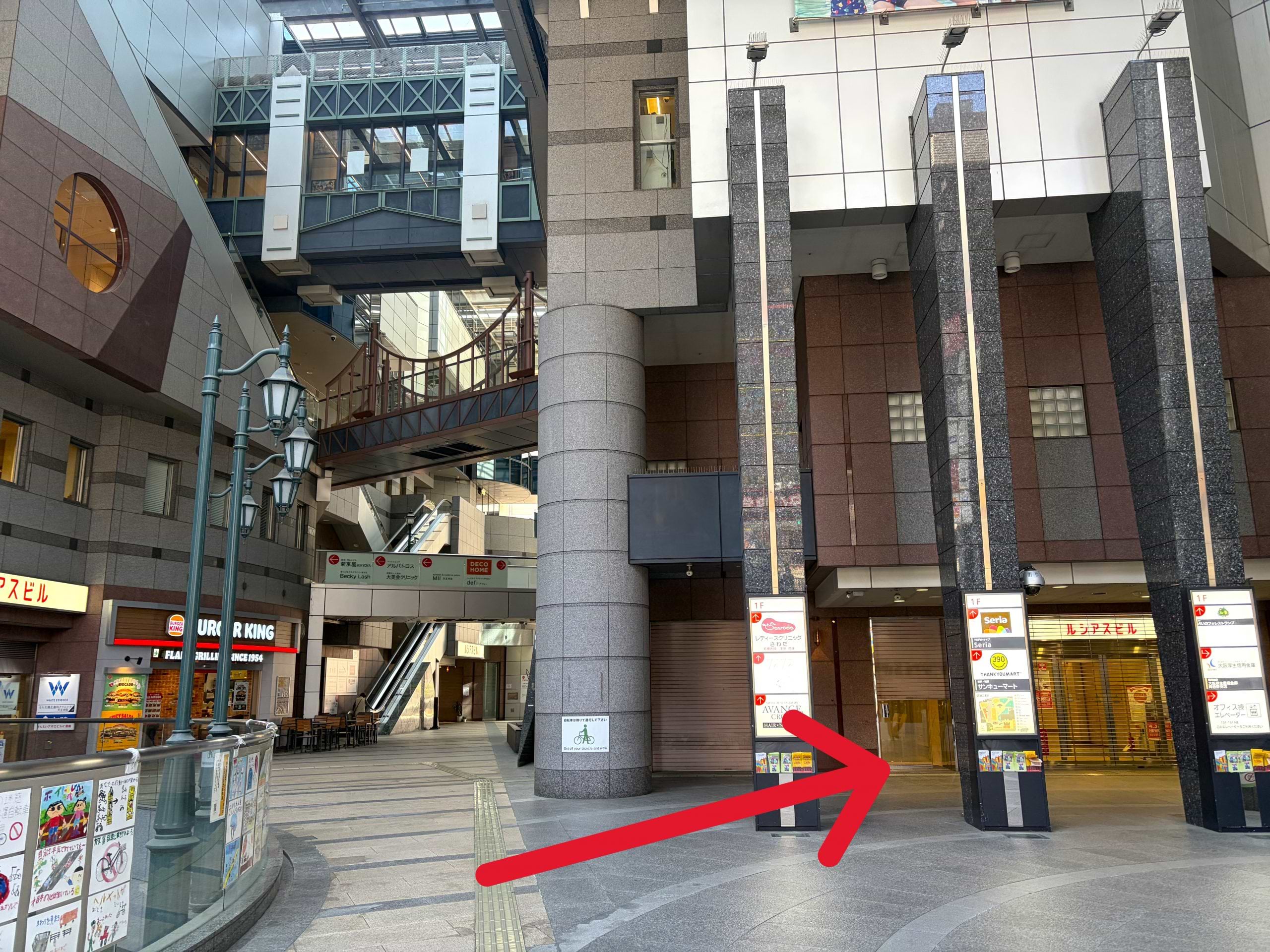あべのルシアスビス正面入口から館内へお入りください